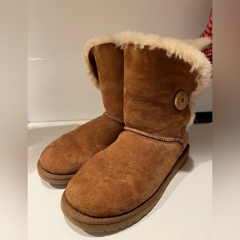 Short chestnut UGGs